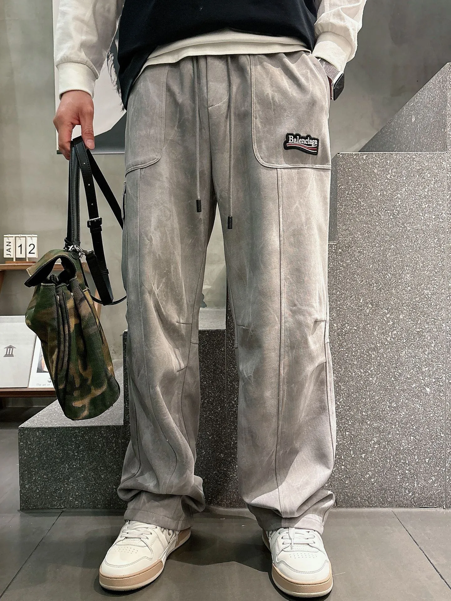 Balenciaga 🆕2026 Autumn and Winter New Arrival Casual Pants! The official website will be released simultaneously. Brand Classic LOGO casual pants, customized fabrics, excellent comfort and strong touch. Highly recognisable, perfect appearance and craftsmanship. Size:M-3XL